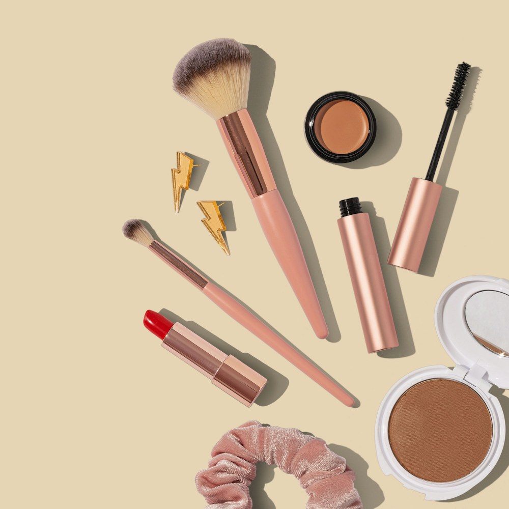 Pincéis e cosméticos em tons suaves para um ritual de beleza